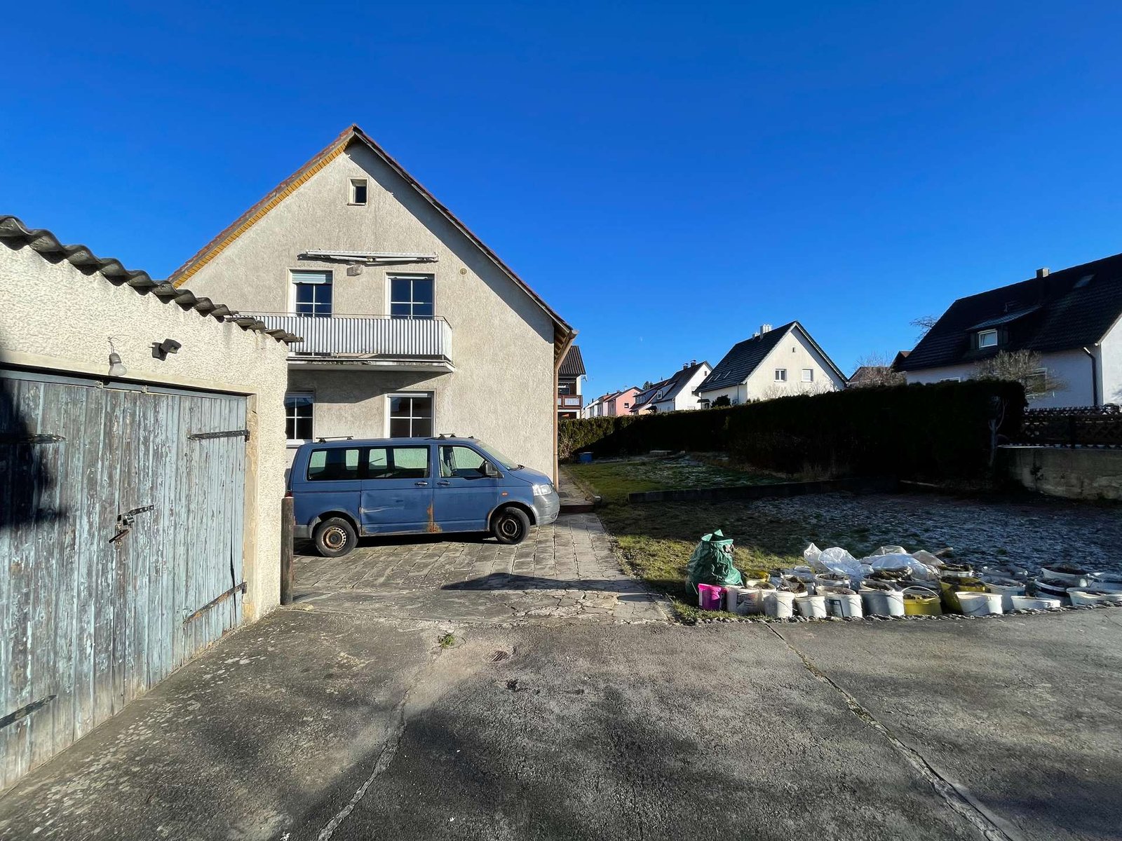 Hausansicht/Hof/Garagen