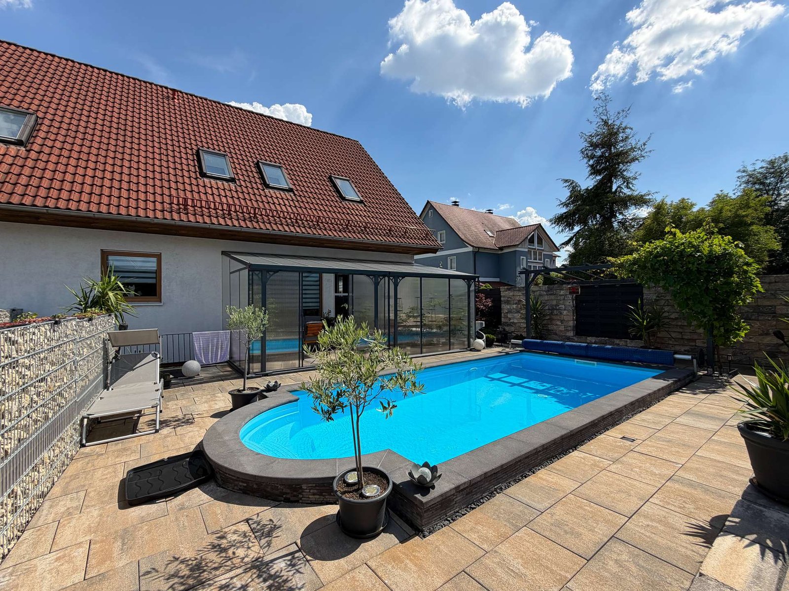 Hausansicht mit Pool