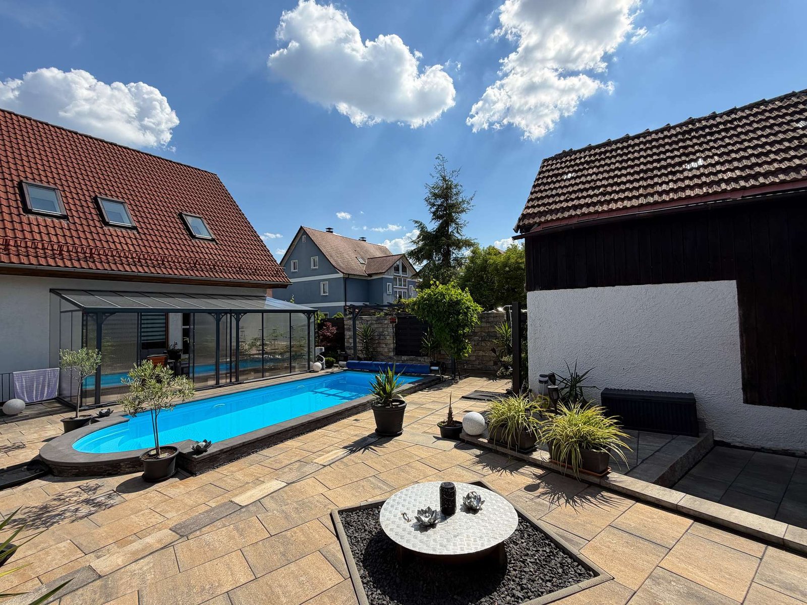 Hausansicht mit Pool