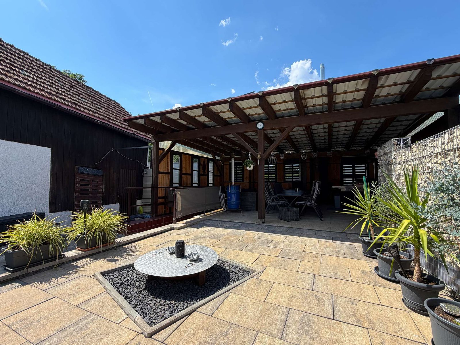 Outdoor-Area mit Feuerstelle