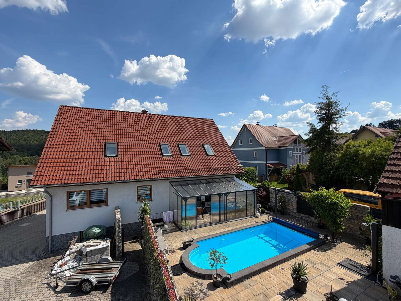 Hausansicht mit Pool