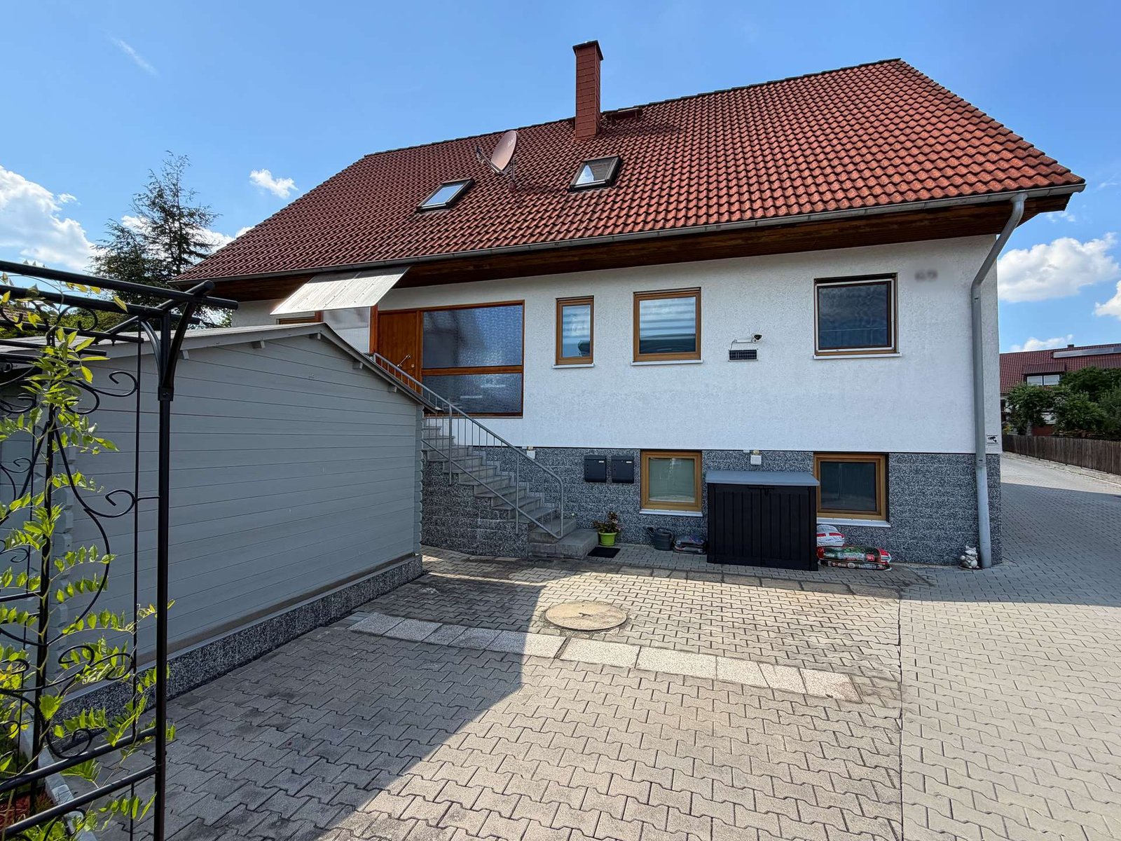Hausansicht vorne mit Stellplätzen