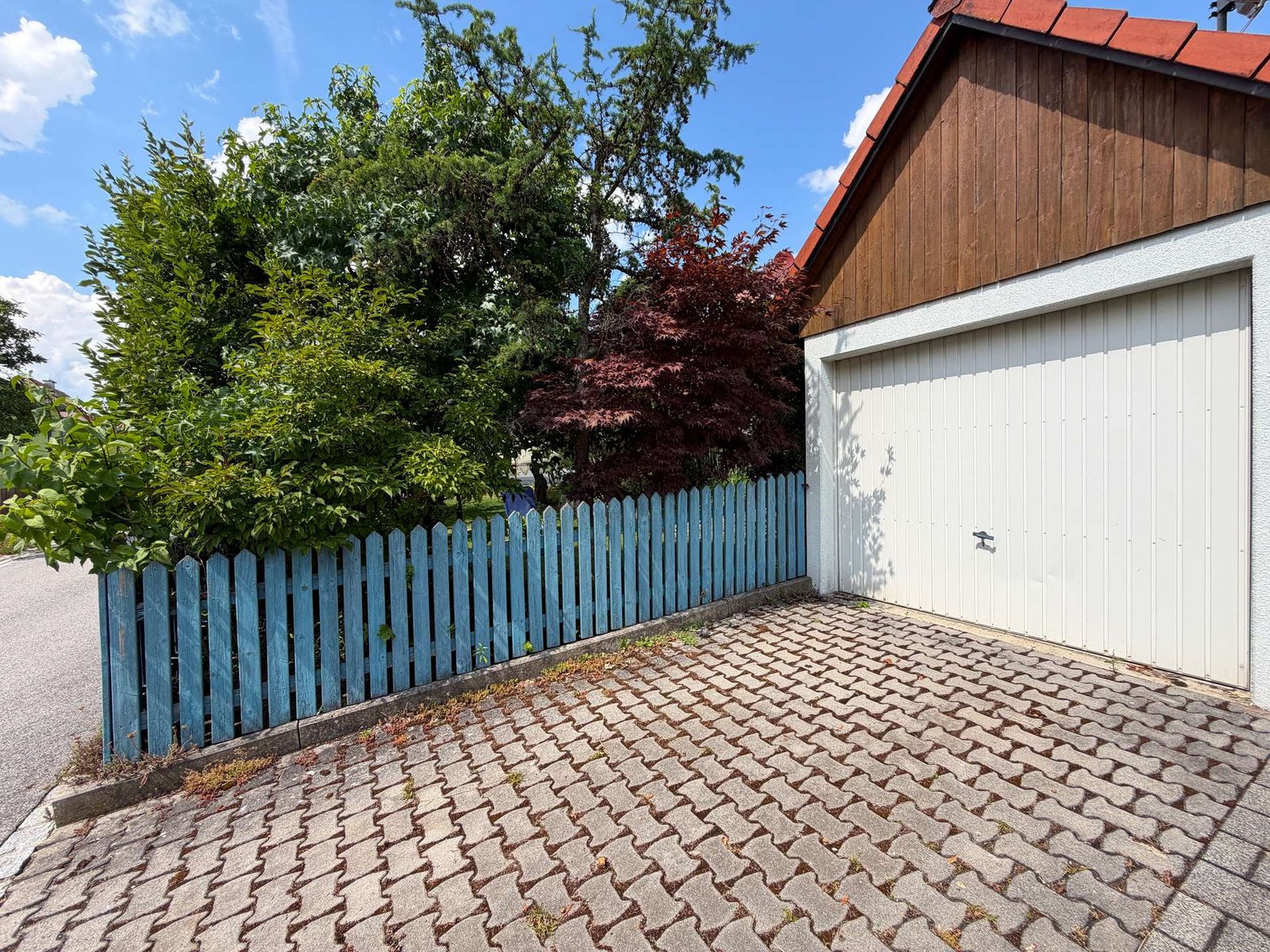 Garage und Außenstellplatz